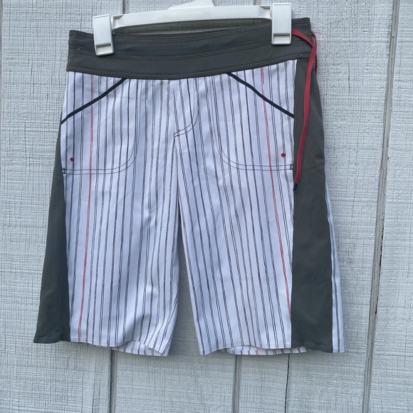 Lululemon Size 4 Bermuda‎ Long Shorts Striped Grey White Casual - Picture 1 of 5